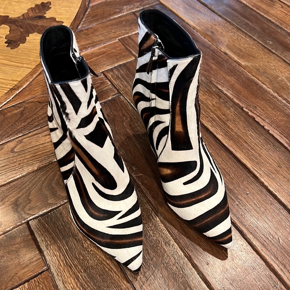 Italian made ankle book w side zipper. 2” heel.  Cowhide. exotic and sexy look